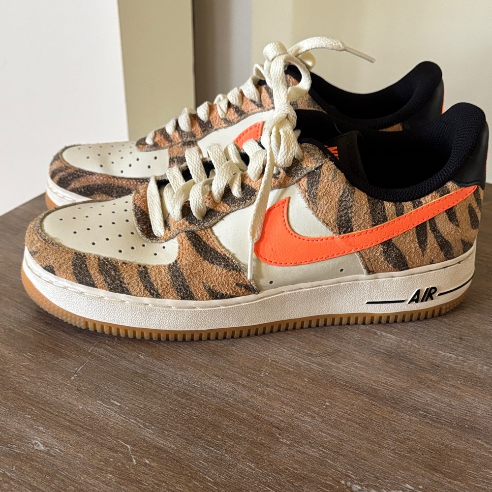 Nike " Daktari Stripes " Air Force 1 Low Sz 9 Women’s